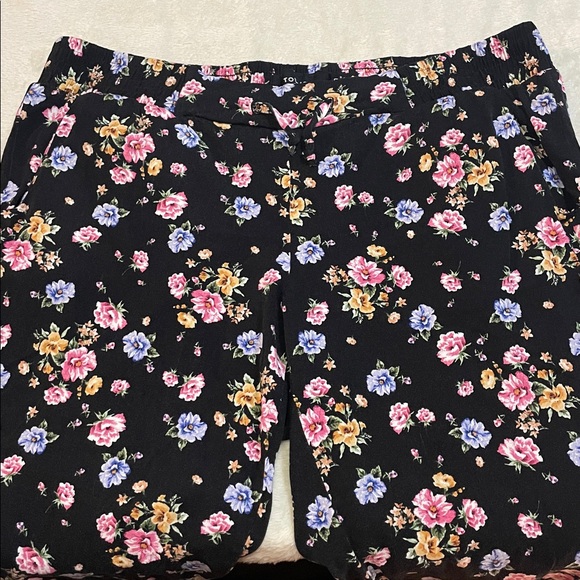 torrid Black Floral Pants with Pink, Blue & Yellow Blooms Capris - Picture 3 of 9